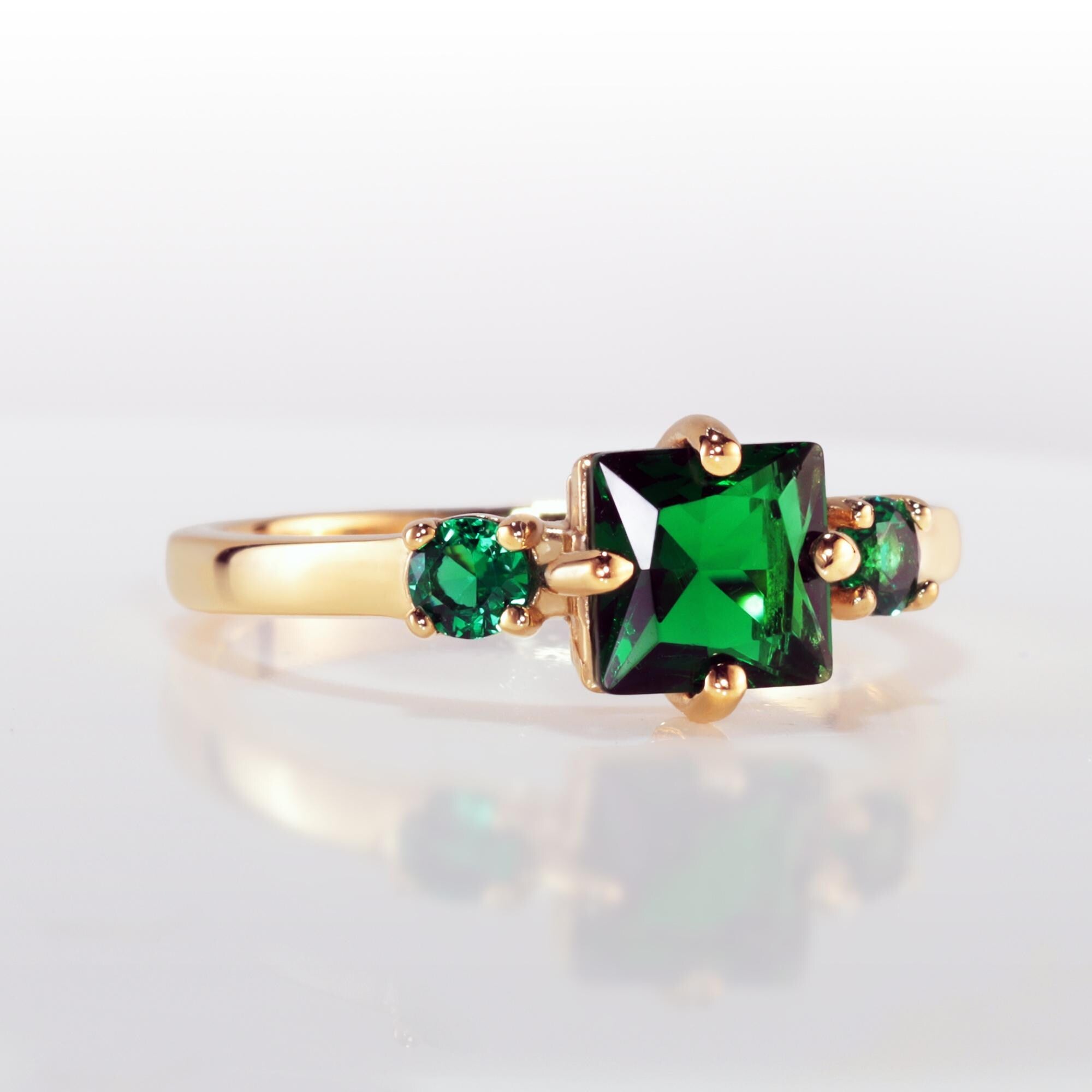 Square & Round Emerald Three Stone Simple Ring - H.L.Jewelry
