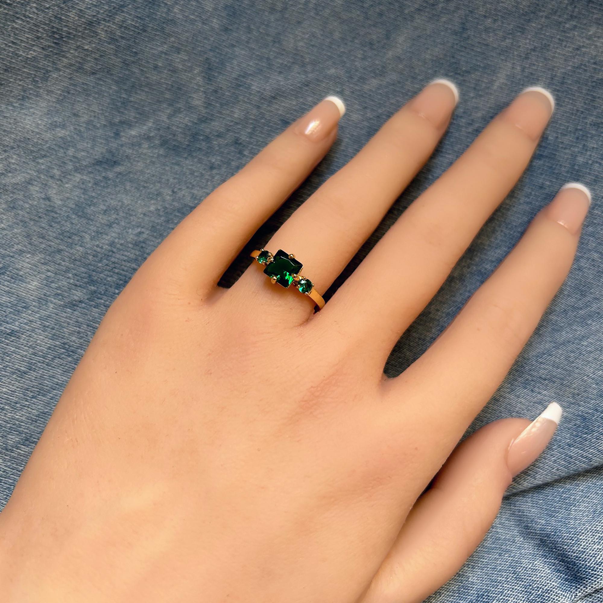 Square & Round Emerald Three Stone Simple Ring - H.L.Jewelry