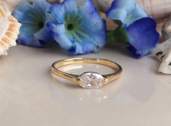 April Birthstone East-West Oval Clear Quartz Gemstone Stackable Simple Ring - H.L.Jewelry