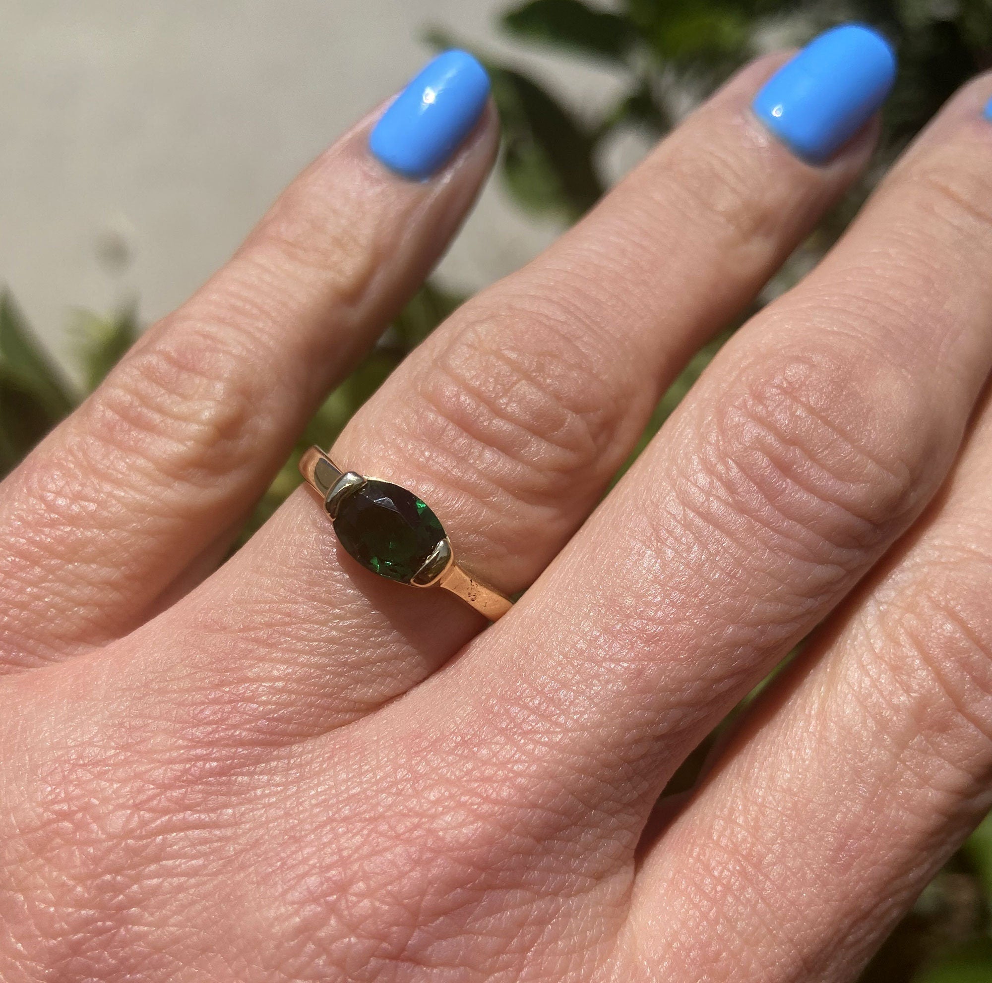 East-West Oval Emerald Gemstone Simple Stacking Ring - H.L.Jewelry