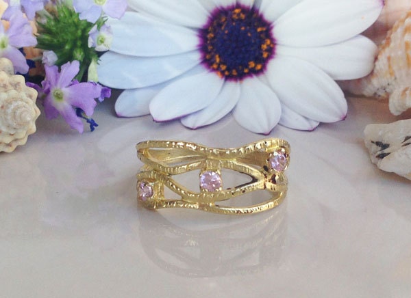 October Birthstone Round Rose Quartz Three-Stone Hammered Band Ring - H.L.Jewelry