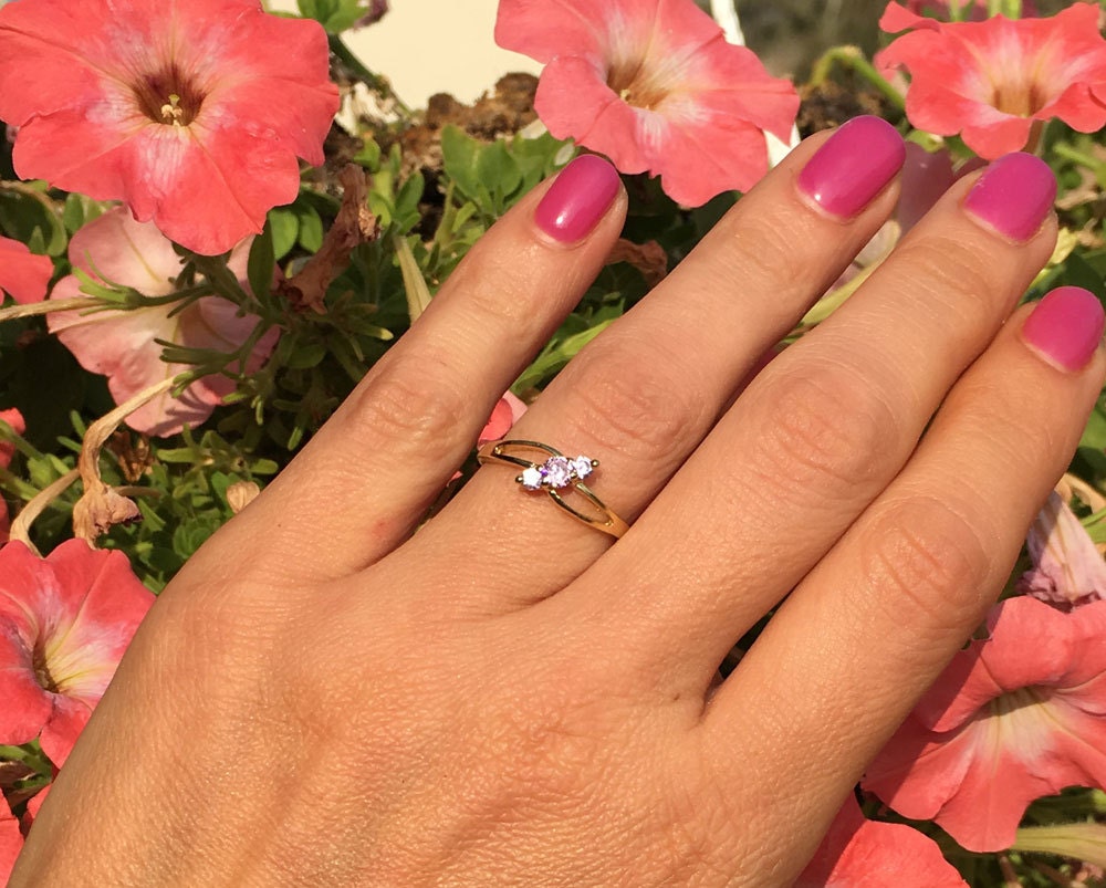 October Birthstone Round Rose Quartz Three-Stone Simple Ring - H.L.Jewelry