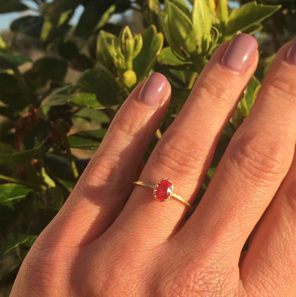 Oval Ruby Simple Hammered Band Ring - H.L.Jewelry