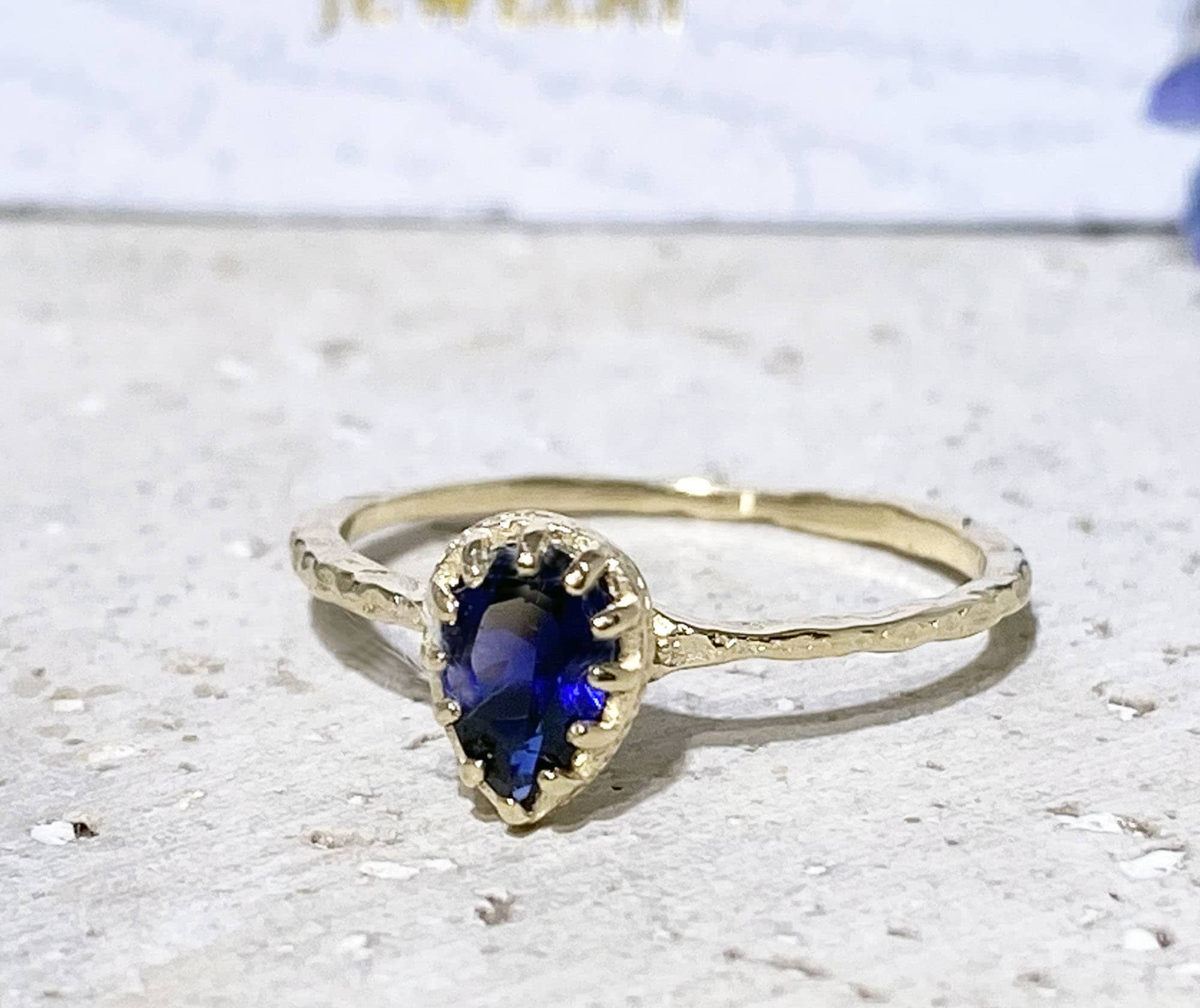 Pear Shape Blue Sapphire Simple Hammered Band Ring - H.L.Jewelry