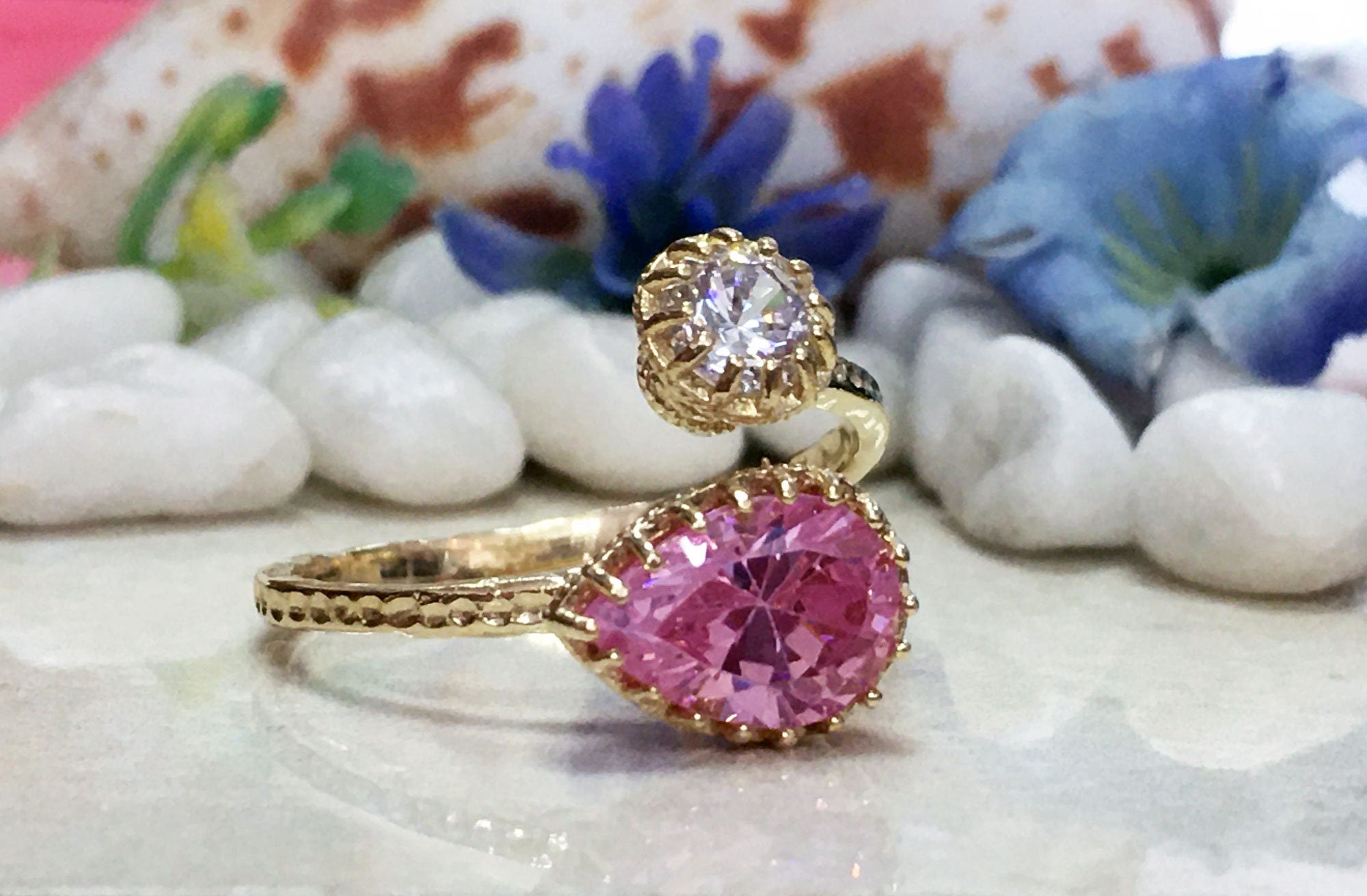 Pear Shaped Rose Quartz & Round Clear Quartz Adjustable Hammered Band Ring - H.L.Jewelry
