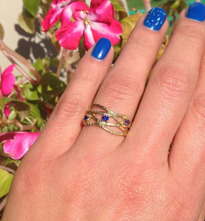 Round Blue Sapphire Three Stone Hammered Band Ring - H.L.Jewelry