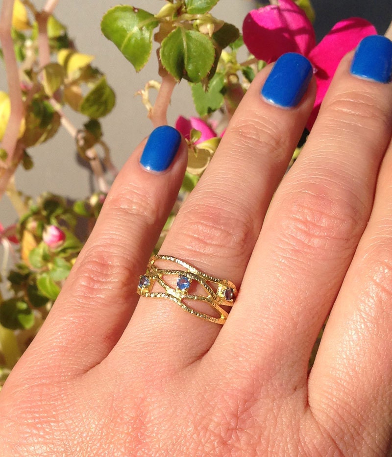 Round Blue Topaz Three Stone Hammered Band Ring - H.L.Jewelry