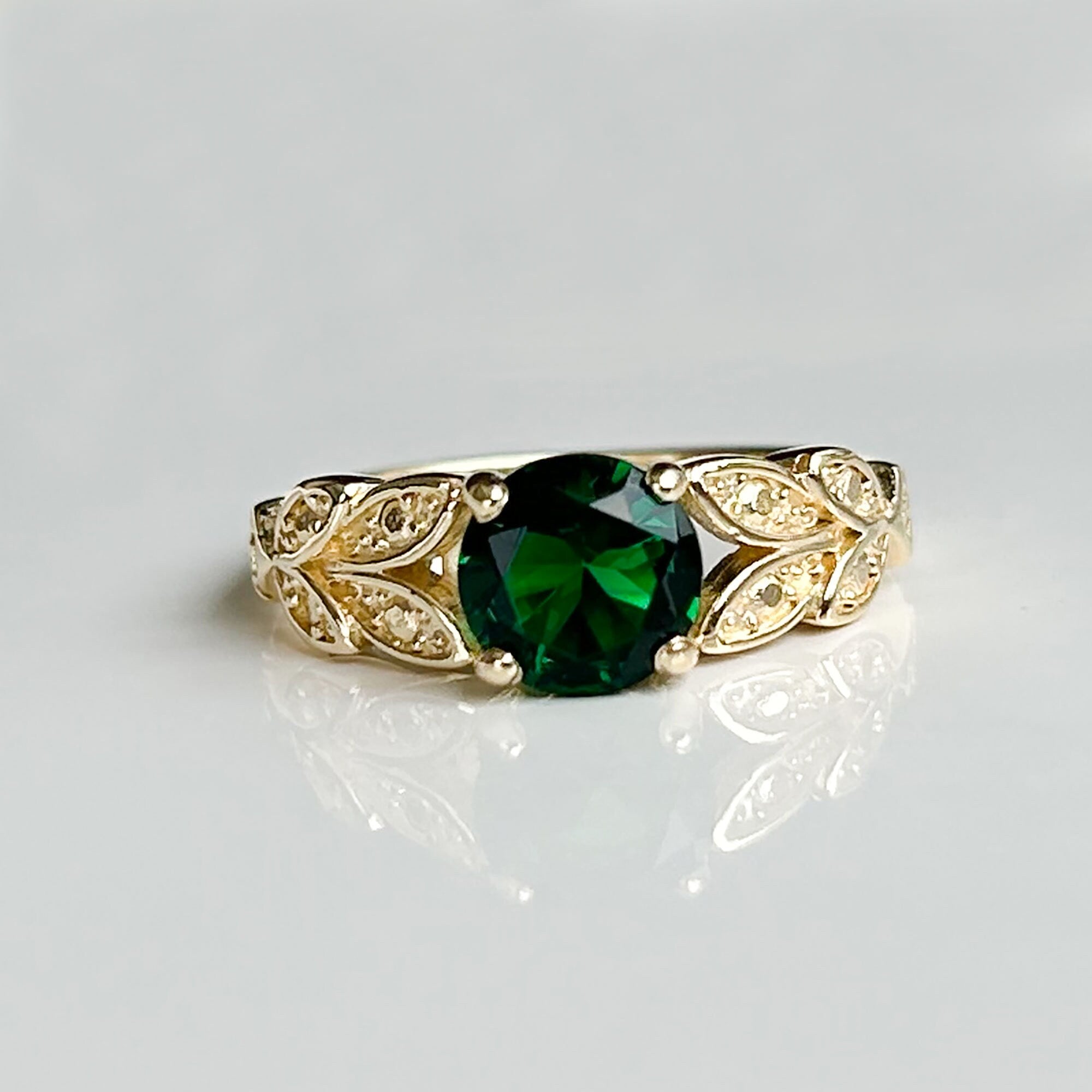 Round Emerald Gemstone Flower Leaves Ring - H.L.Jewelry