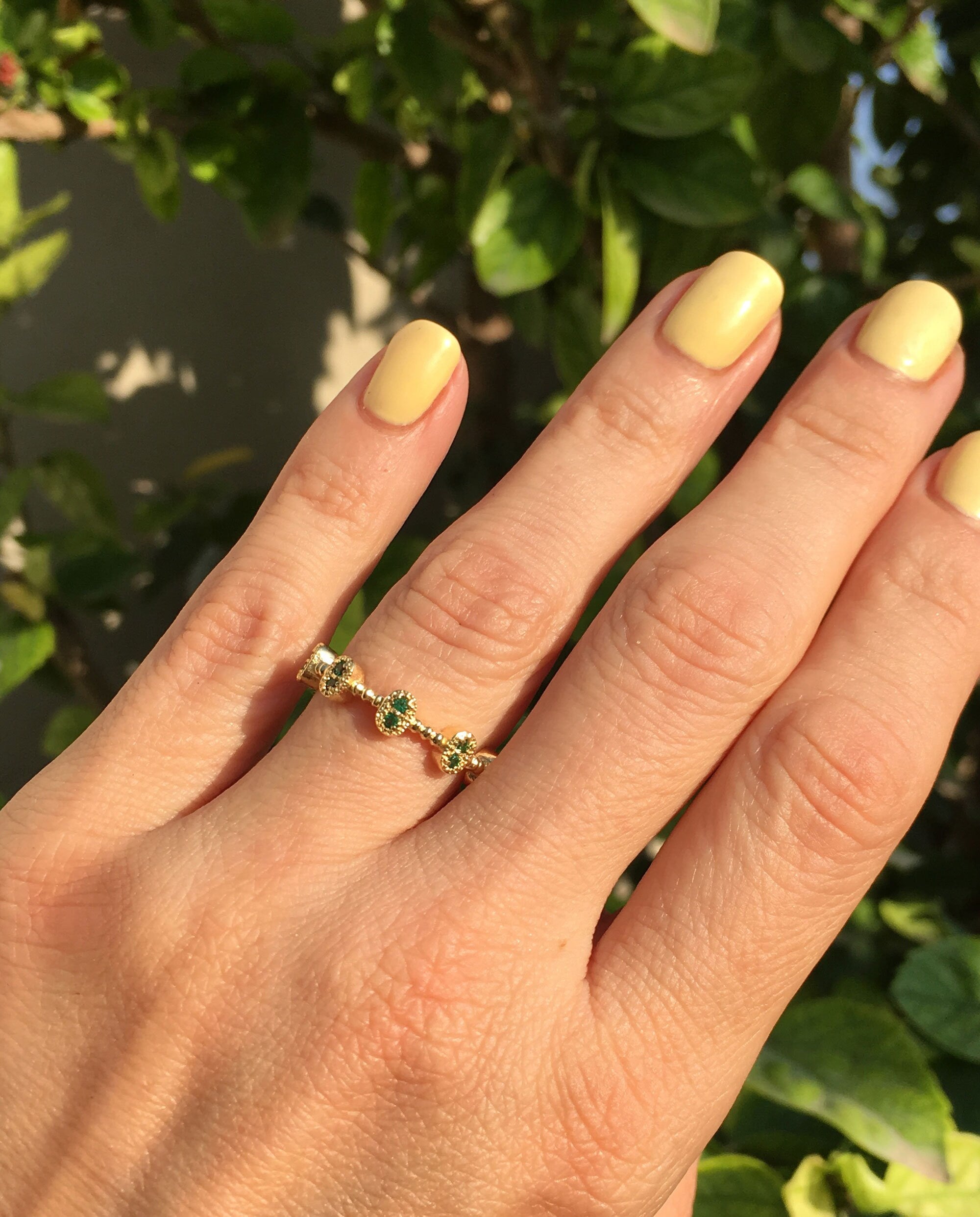 Round Emerald Ten Stone Bezel-Set Modern Ring - H.L.Jewelry