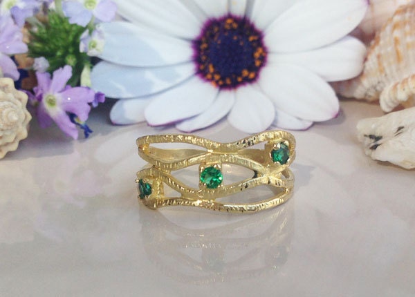 Round Emerald Three Stone Hammered Band Ring - H.L.Jewelry