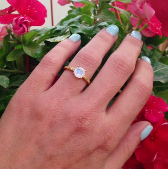 Round Rainbow Moonstone Simple Solitaire Ring - H.L.Jewelry