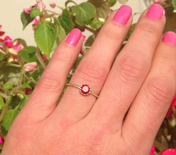 Round Red Garnet Simple Hammered Band Ring - H.L.Jewelry