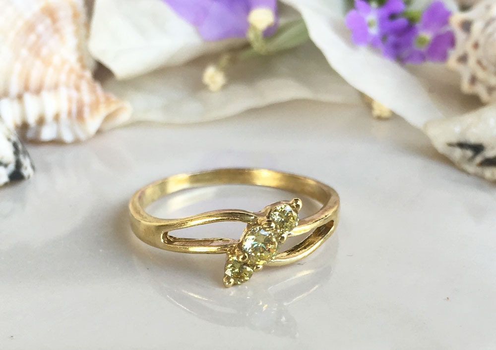 Round Yellow Citrine Three Stone Simple Ring - H.L.Jewelry