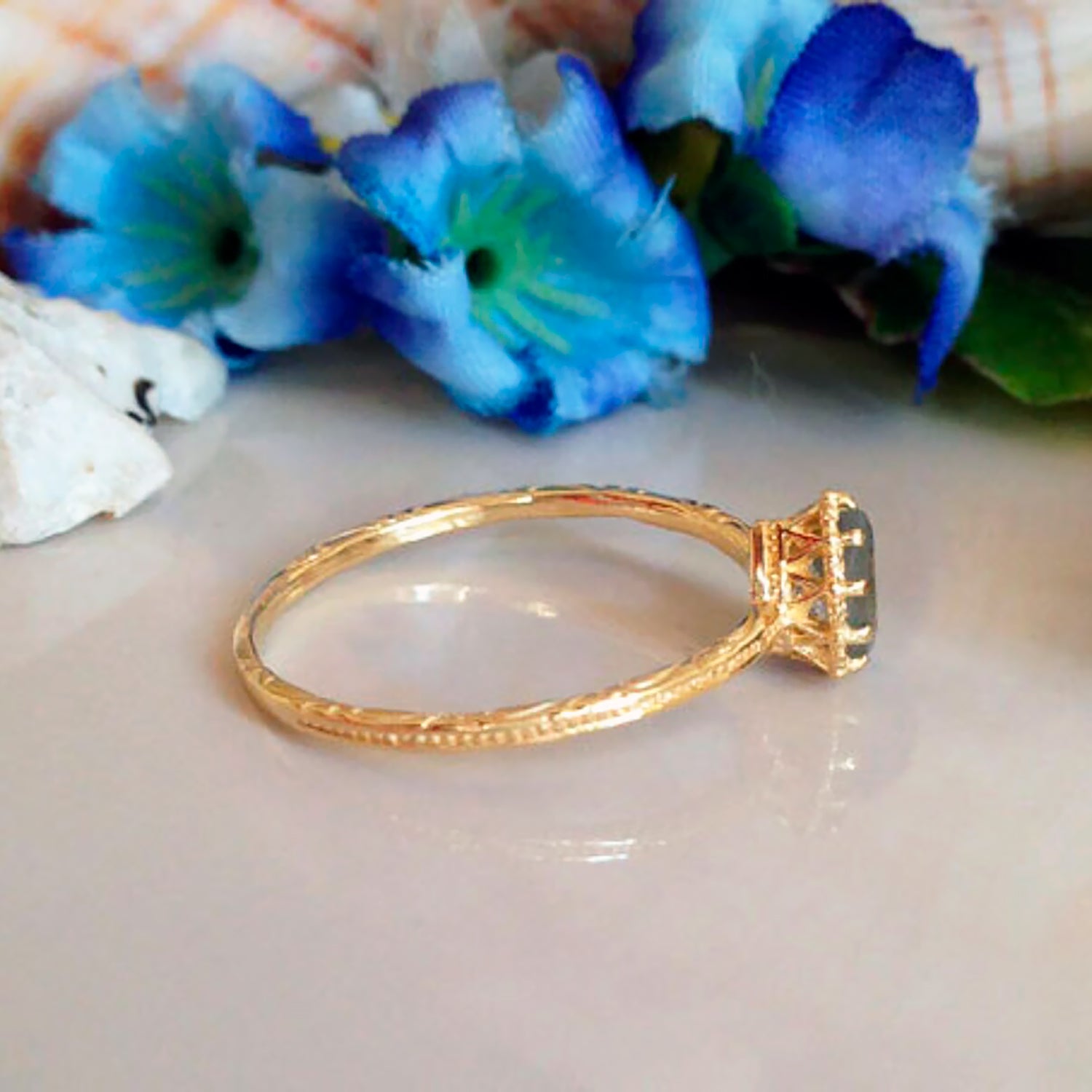 Pear-Shaped Labradorite Simple Hammered Band Ring - H.L.Jewelry
