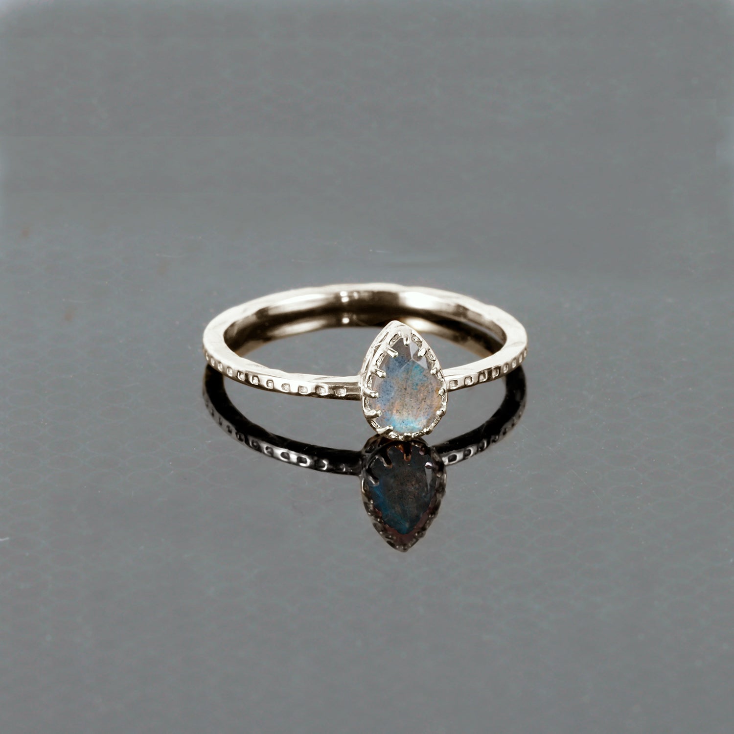 Pear-Shaped Labradorite Simple Hammered Band Ring - H.L.Jewelry