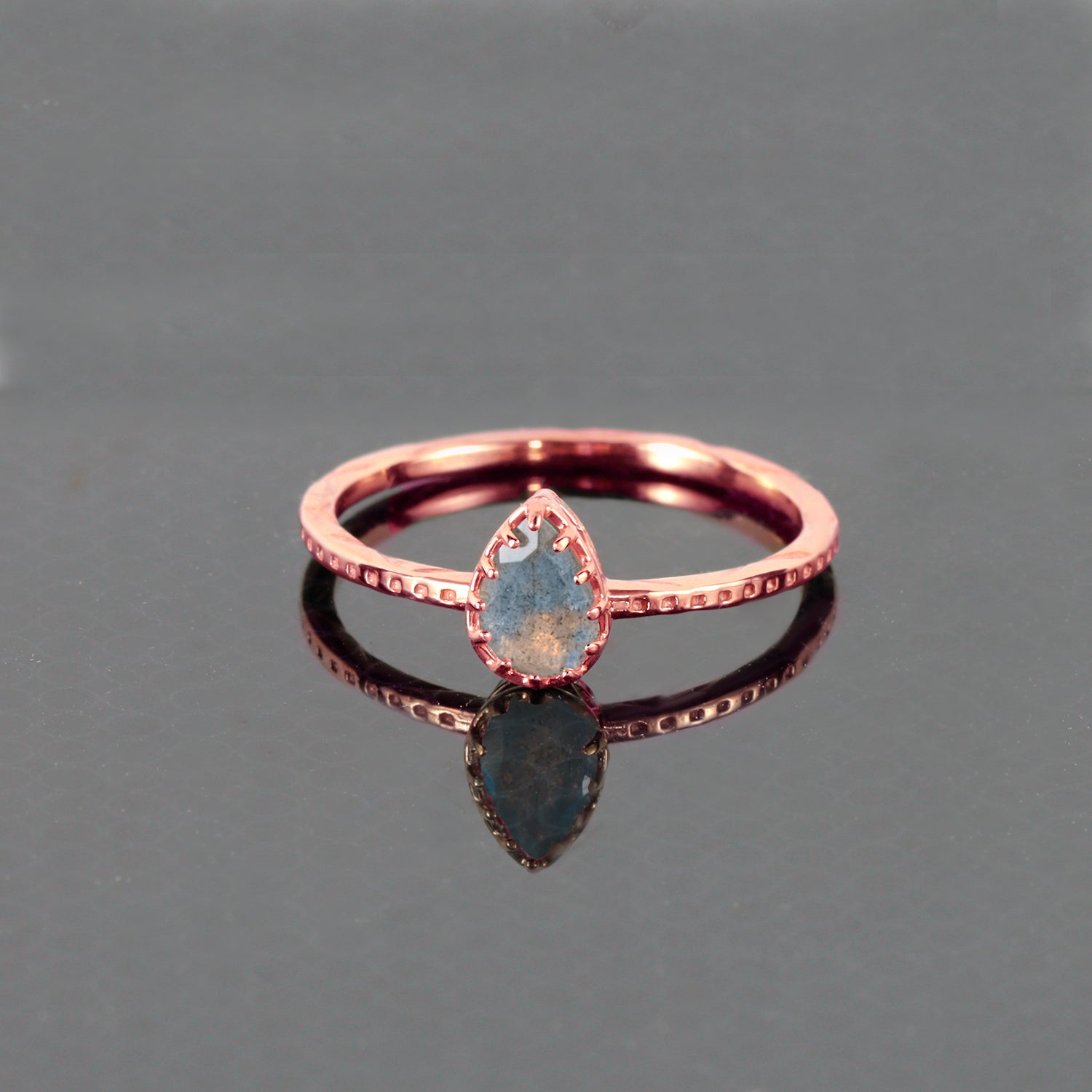Pear-Shaped Labradorite Simple Hammered Band Ring - H.L.Jewelry