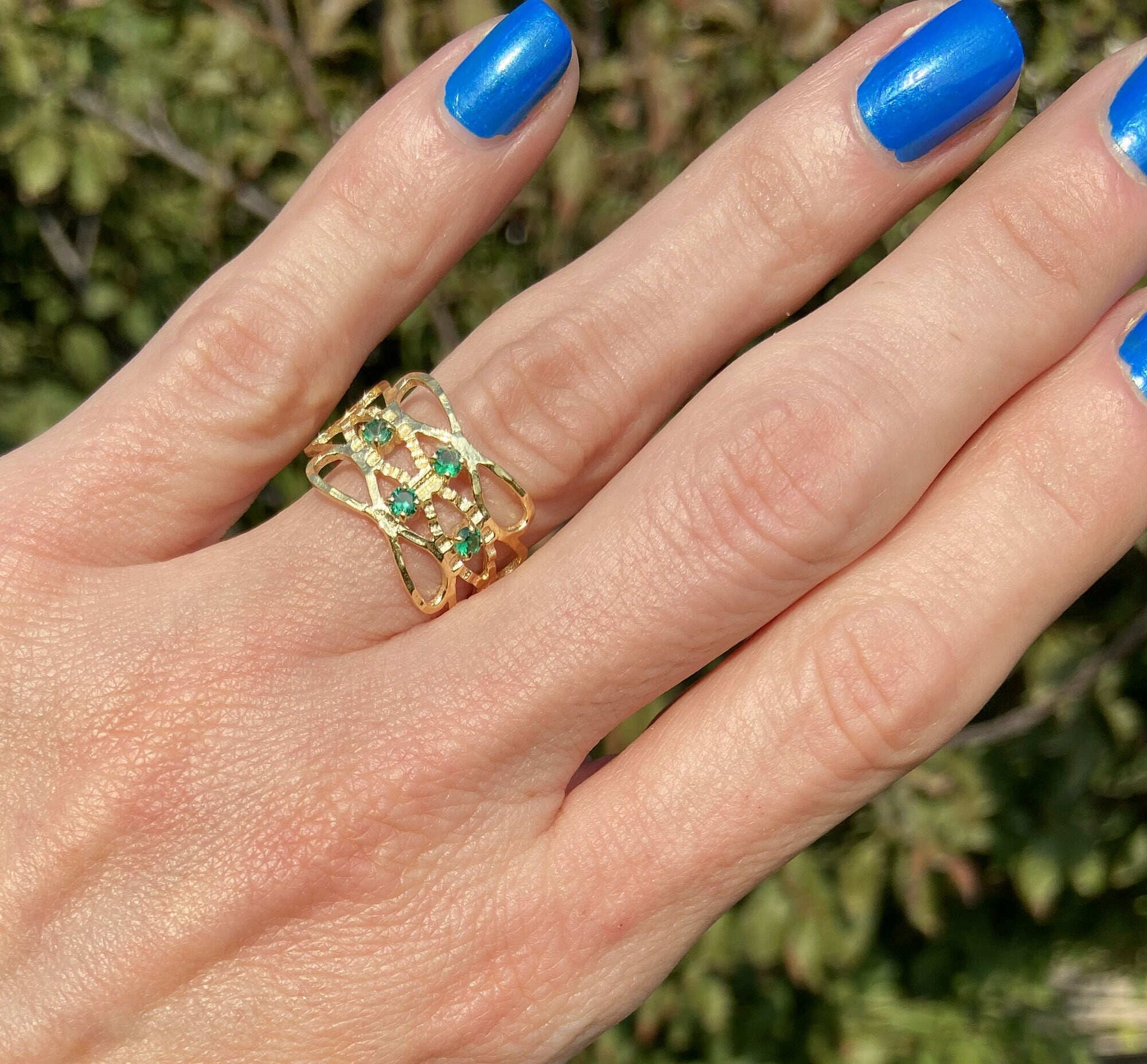 Round Emerald Four Stone Hammered Band Ring - H.L.Jewelry