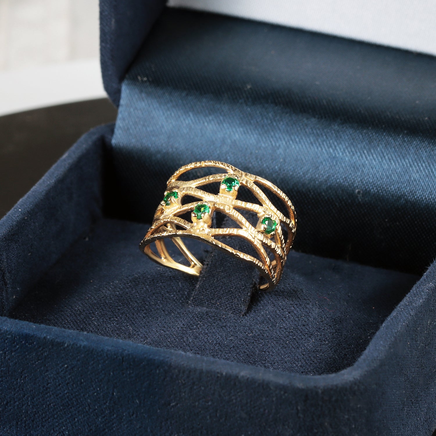 Round Emerald Four Stone Wide Hammered Band Ring - H.L.Jewelry