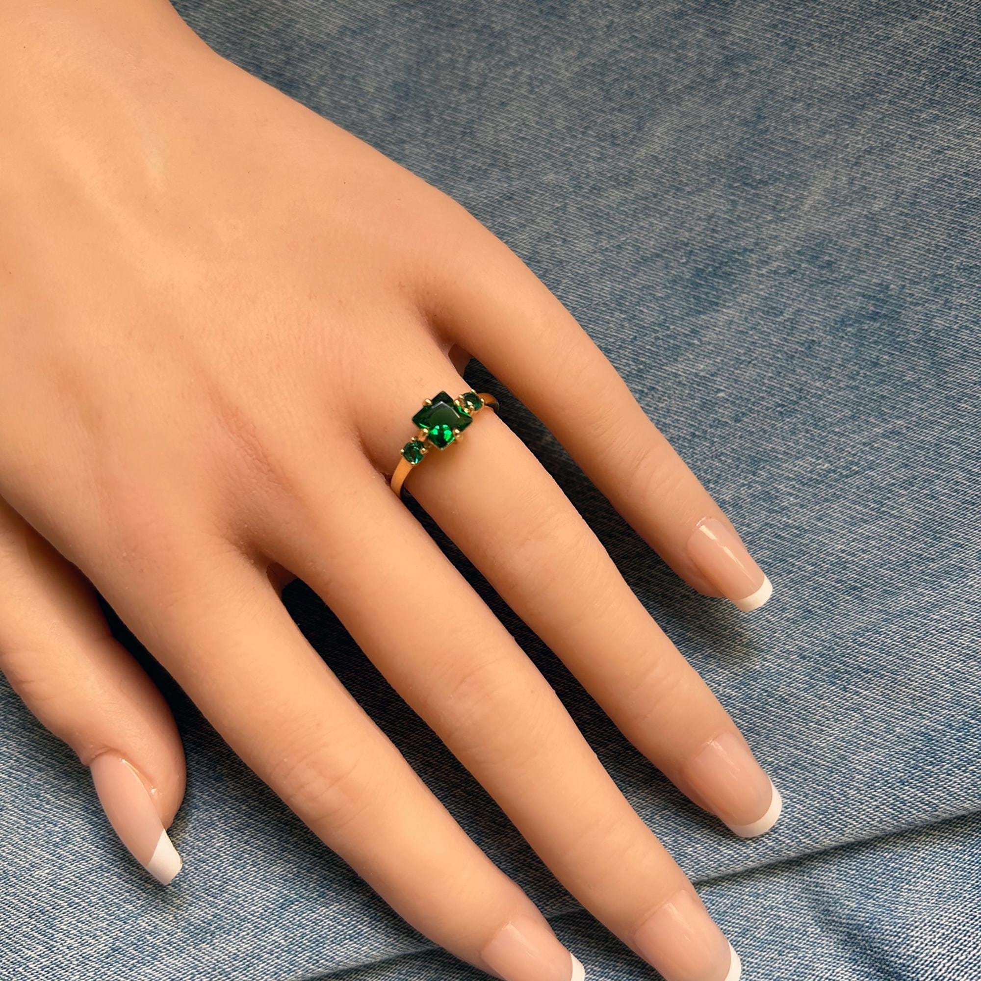 Square & Round Emerald Three Stone Simple Ring - H.L.Jewelry