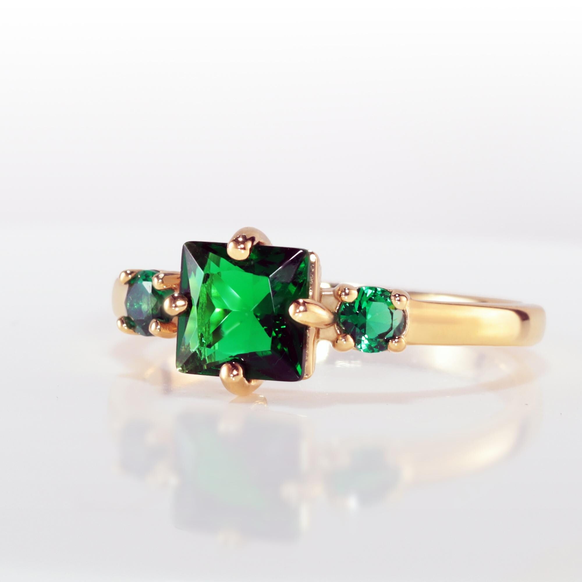 Square & Round Emerald Three Stone Simple Ring - H.L.Jewelry
