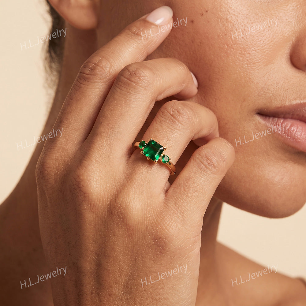 Square & Round Emerald Three Stone Simple Ring - H.L.Jewelry