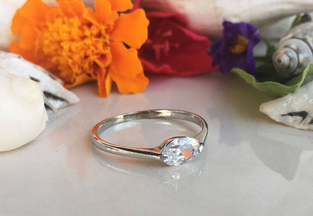 April Birthstone East-West Oval Clear Quartz Gemstone Stackable Simple Ring - H.L.Jewelry