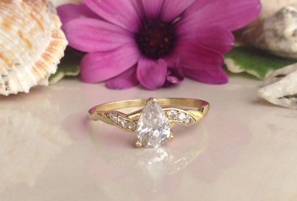 April Birthstone Pear-Shaped Clear Quartz Delicate Ring - H.L.Jewelry