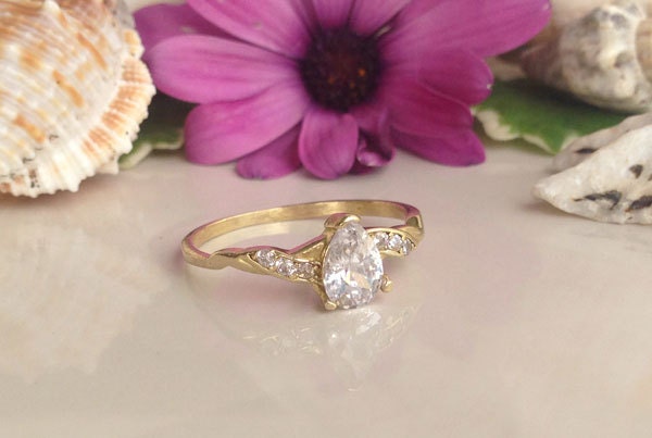 April Birthstone Pear-Shaped Clear Quartz Delicate Ring - H.L.Jewelry