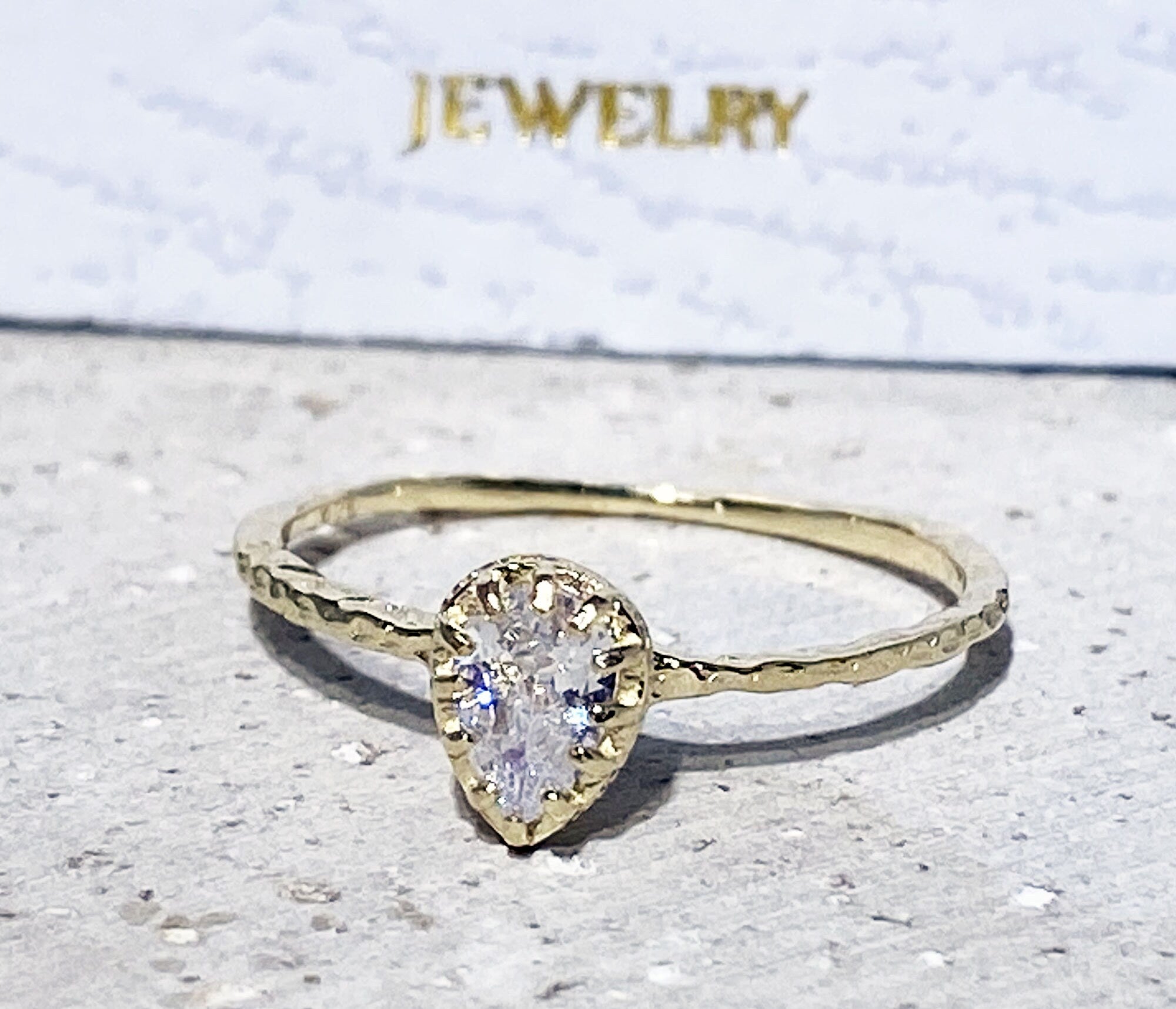 April Birthstone Pear-Shaped Clear Quartz Simple Hammered Band Ring - H.L.Jewelry