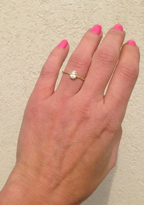 April Birthstone Pear-Shaped Clear Quartz Simple Hammered Band Ring - H.L.Jewelry