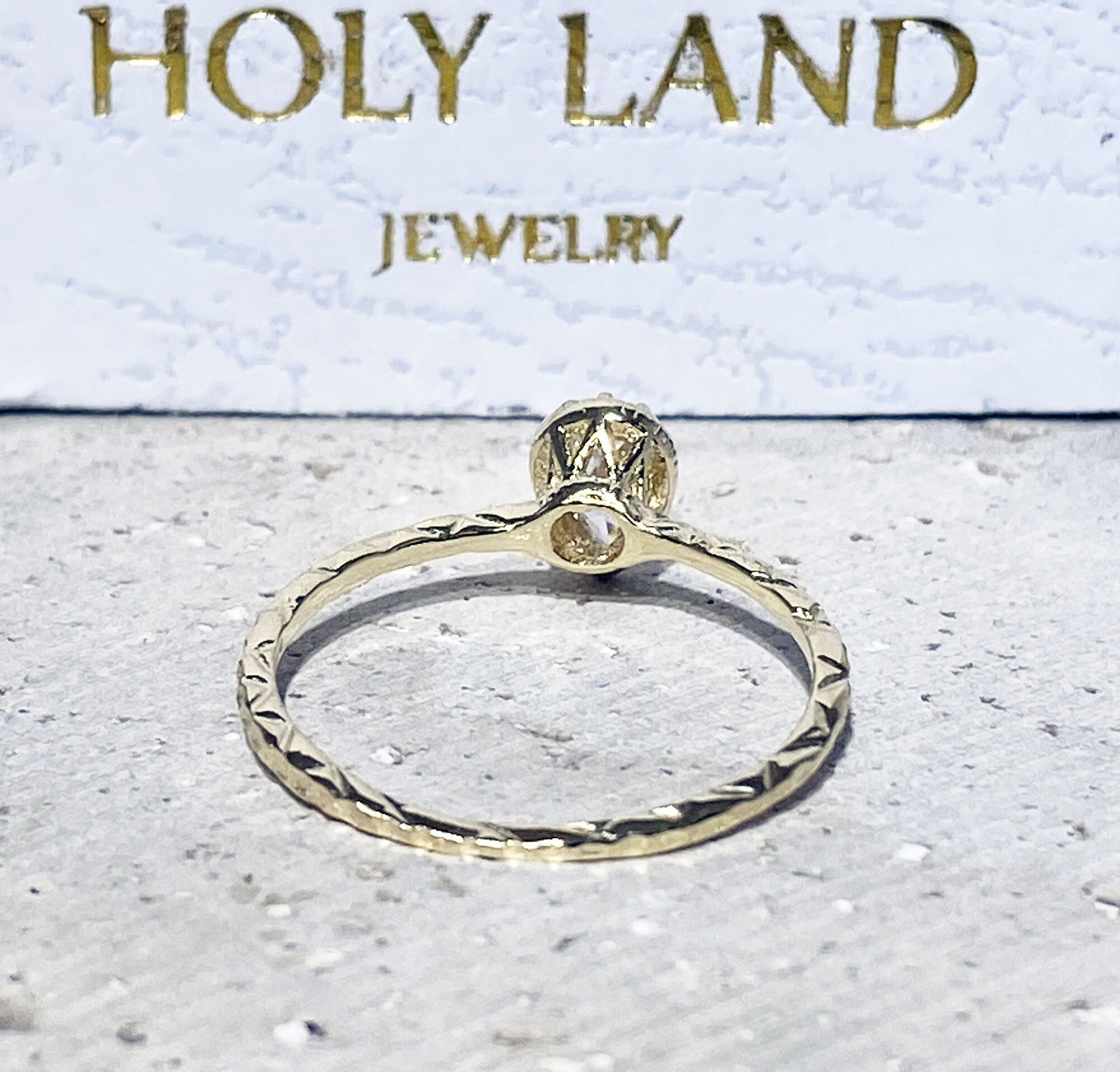 April Birthstone Pear-Shaped Clear Quartz Simple Hammered Band Ring - H.L.Jewelry