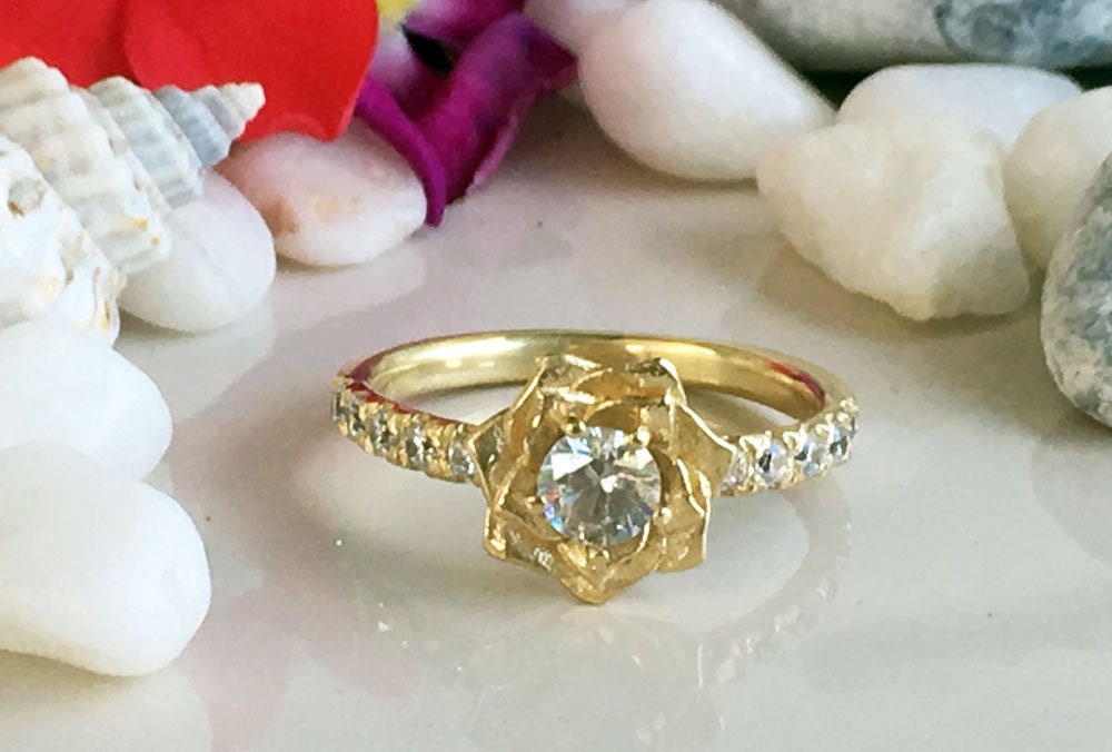 April Birthstone Round Clear Quartz Camellia Ring - H.L.Jewelry