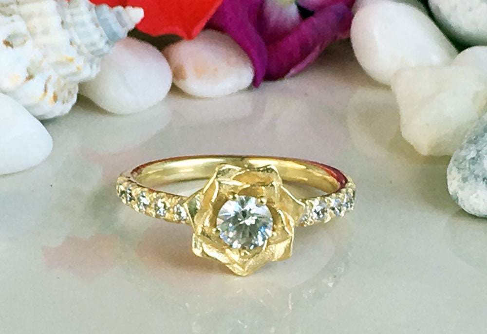 April Birthstone Round Clear Quartz Camellia Ring - H.L.Jewelry