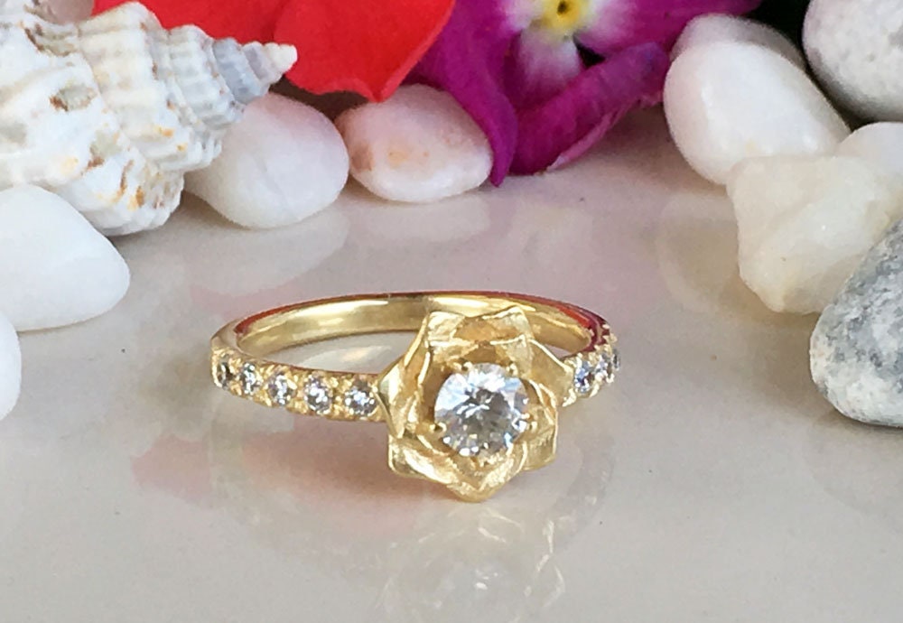 April Birthstone Round Clear Quartz Camellia Ring - H.L.Jewelry