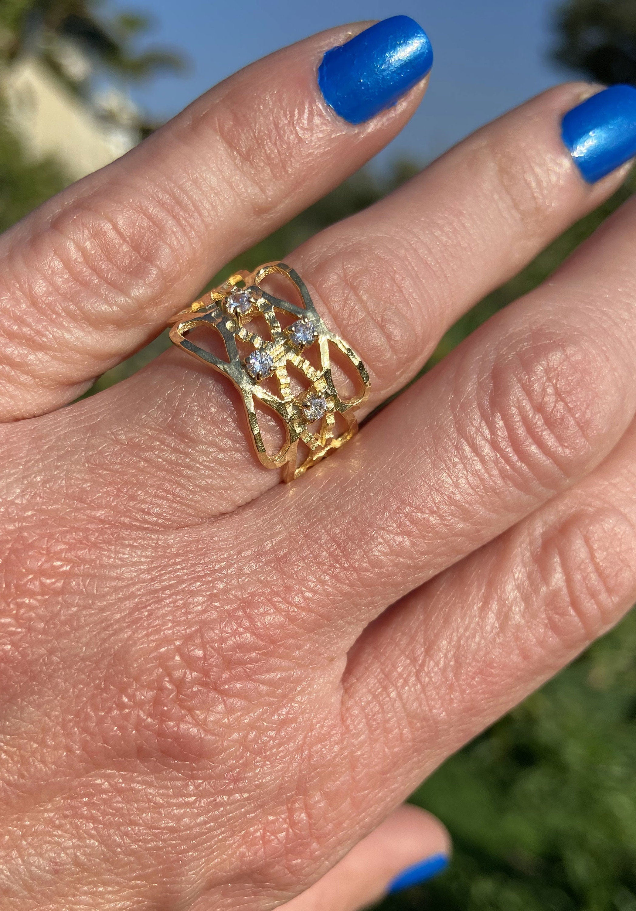 April Birthstone Round Clear Quartz Four Stone Hammered Band Ring - H.L.Jewelry