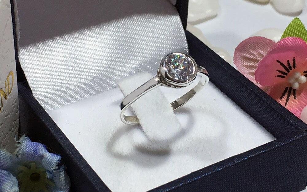 April Birthstone Round Clear Quartz Simple Bezel-Set Ring - H.L.Jewelry