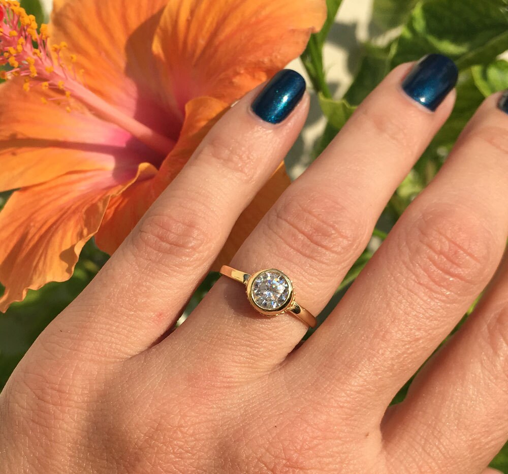 April Birthstone Round Clear Quartz Simple Bezel-Set Ring - H.L.Jewelry