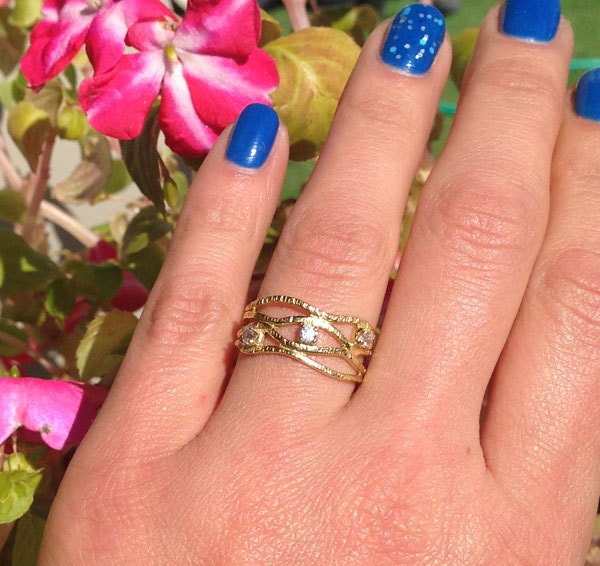 April Birthstone Round Clear Quartz Three Stone Hammered Band Ring - H.L.Jewelry