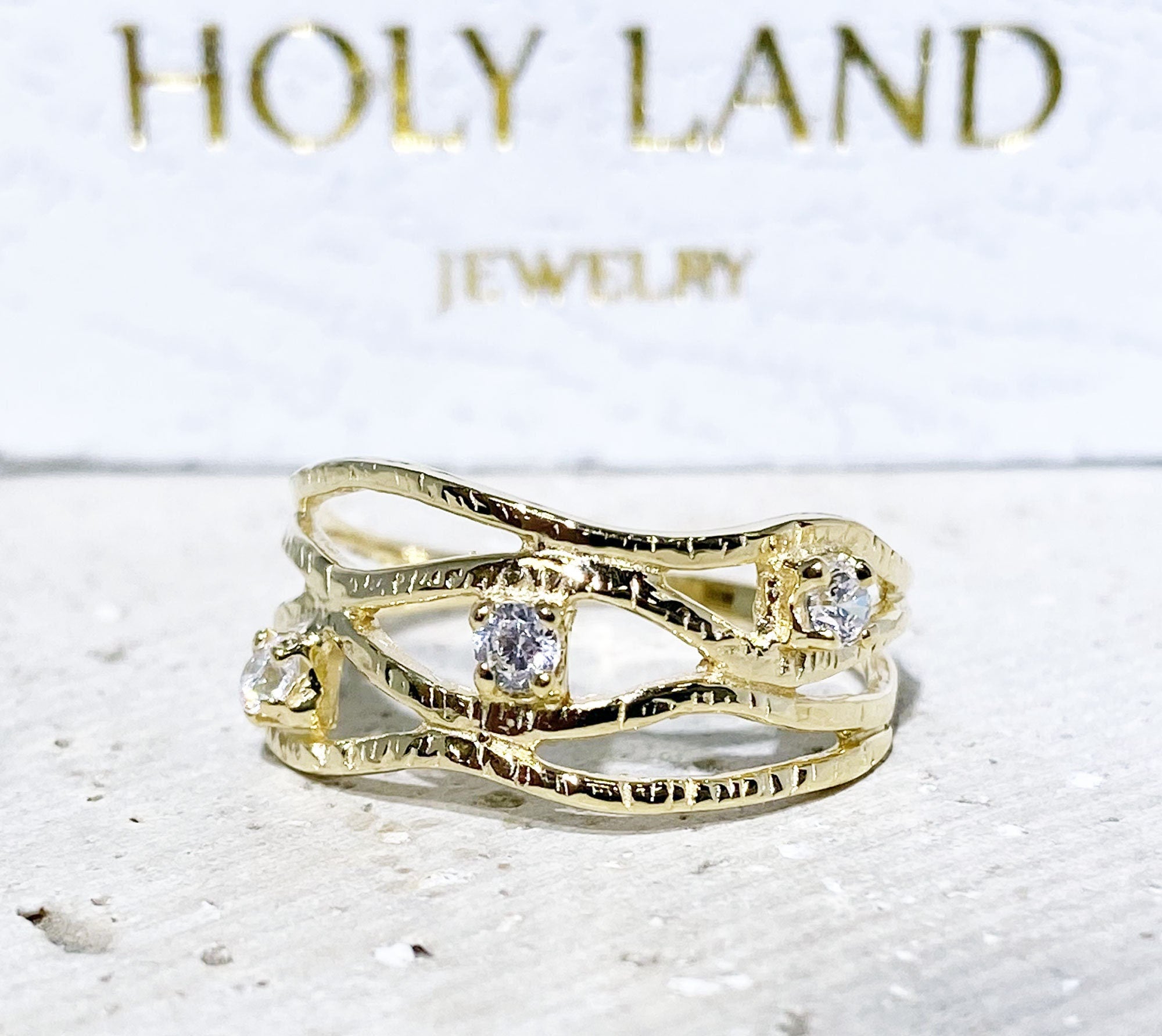 April Birthstone Round Clear Quartz Three Stone Hammered Band Ring - H.L.Jewelry