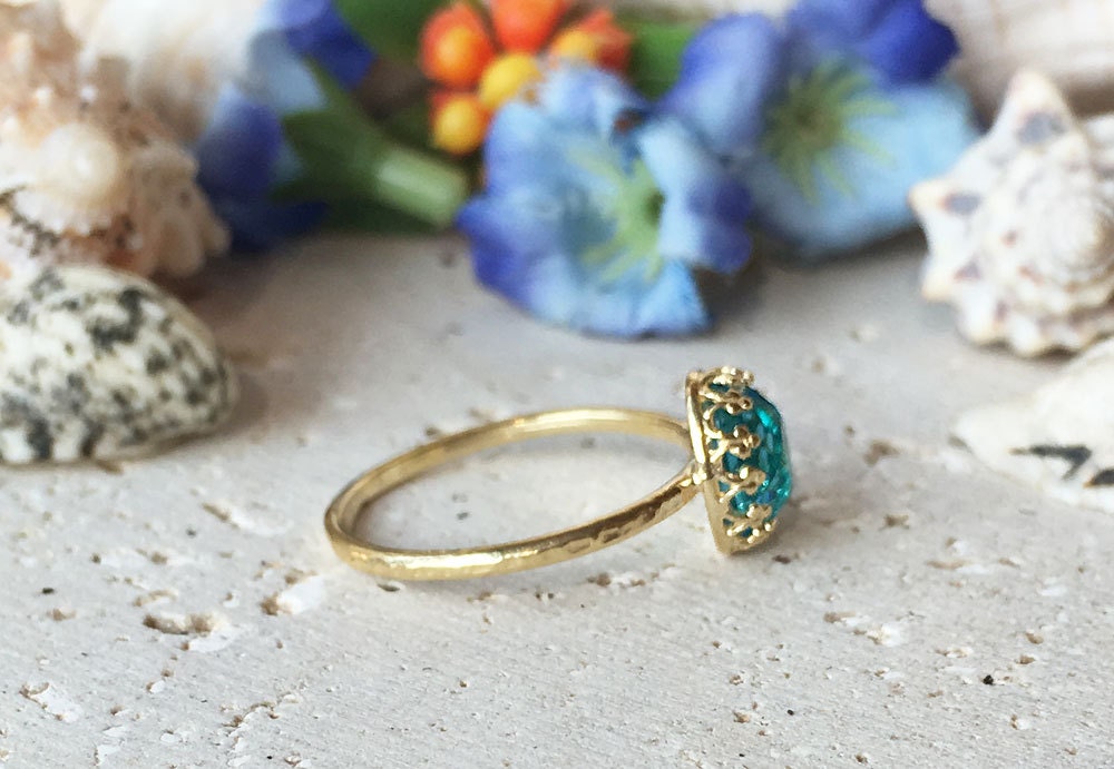 Blue Topaz Oval Crown Simple Hammered Band Ring - H.L.Jewelry
