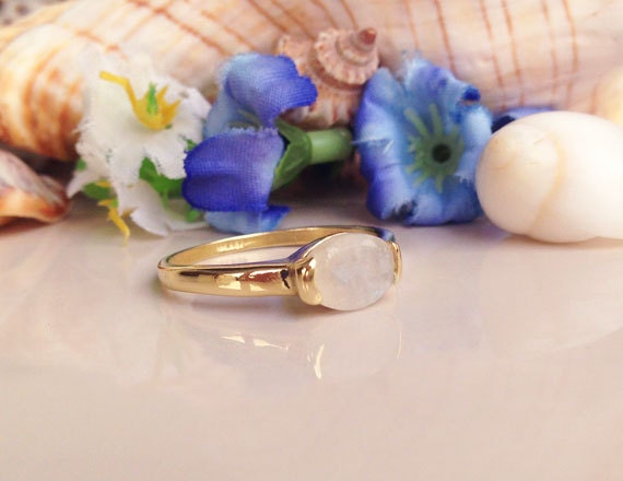 East-West Oval Rainbow Moonstone Simple Ring - H.L.Jewelry