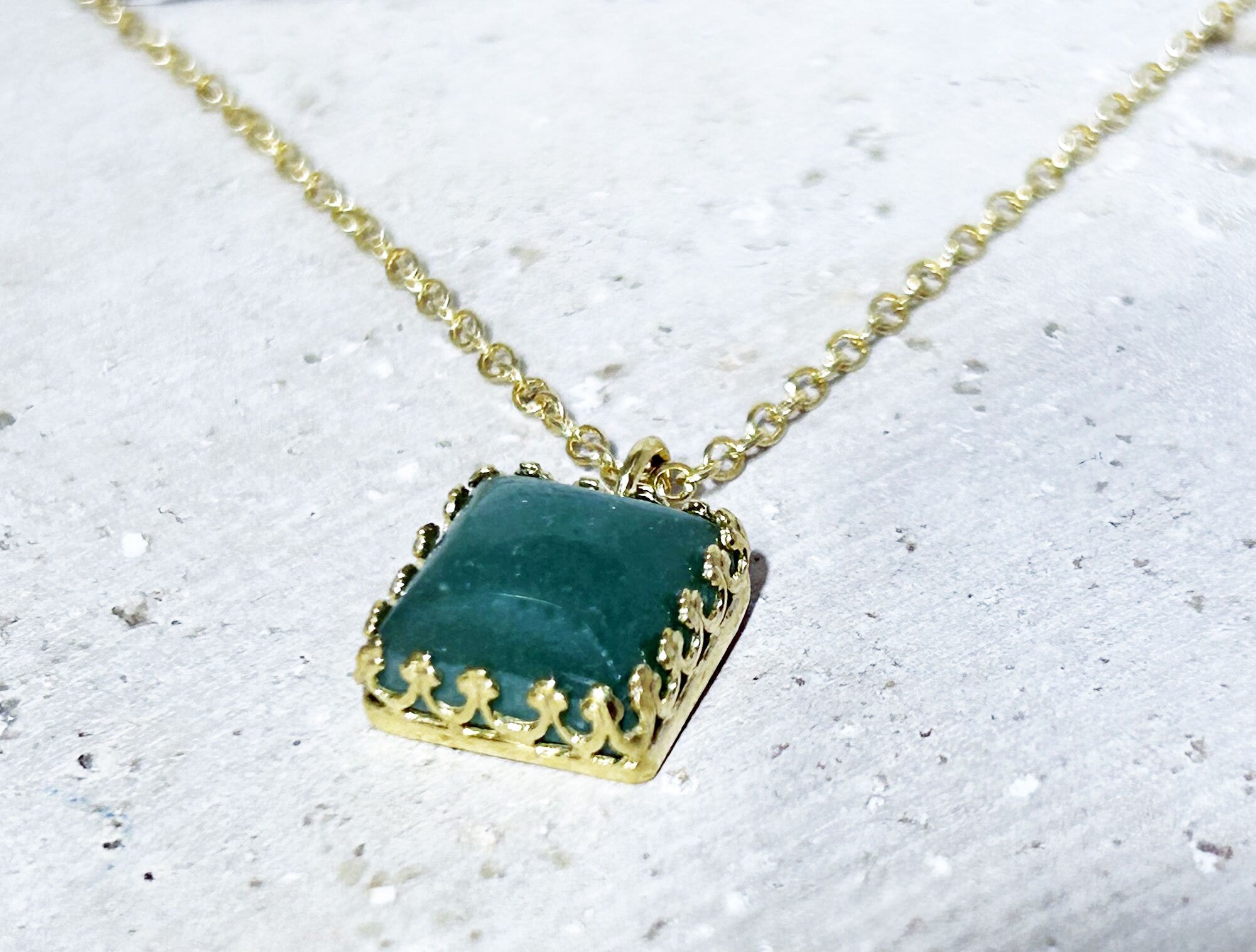 Green Agate Square Crown Delicate Chain Necklace - H.L.Jewelry
