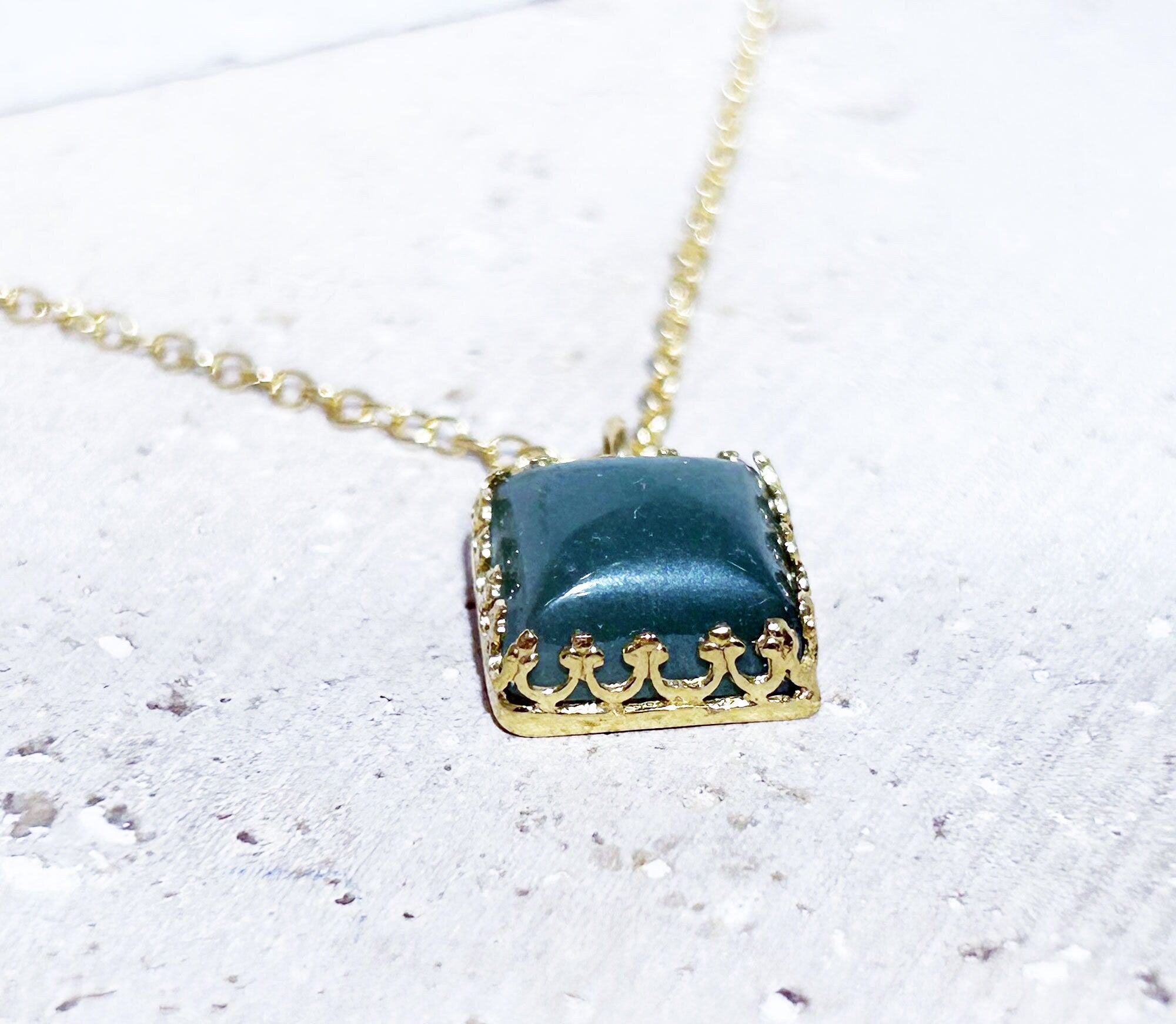Green Agate Square Crown Delicate Chain Necklace - H.L.Jewelry