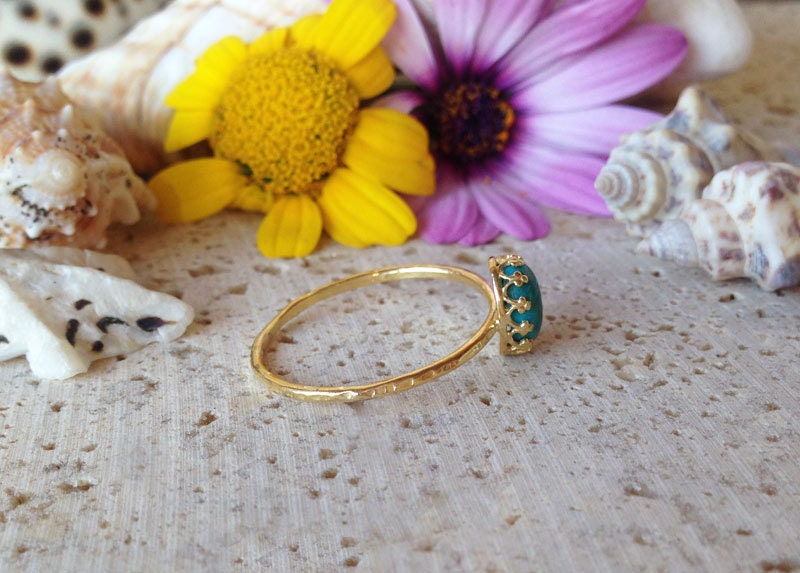 Green Turquoise Oval Crown Simple Hammered Band Ring - H.L.Jewelry