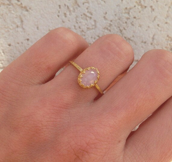 October Birthstone Oval Rose Quartz Simple Hammered Band Ring - H.L.Jewelry