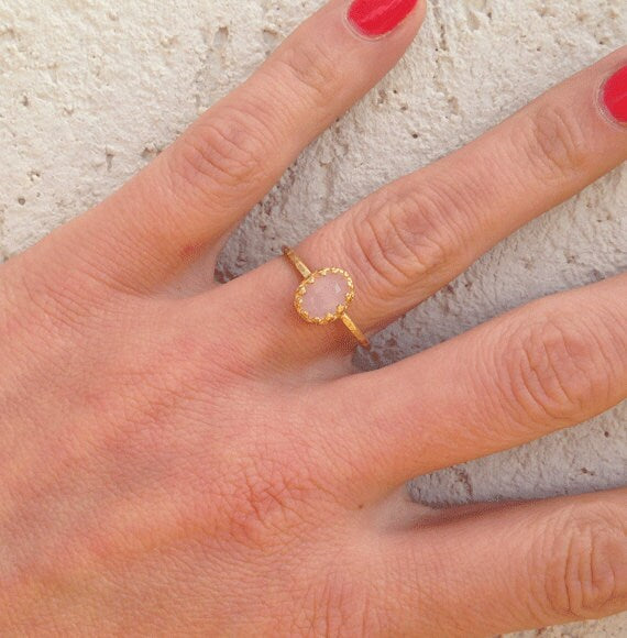 October Birthstone Oval Rose Quartz Simple Hammered Band Ring - H.L.Jewelry