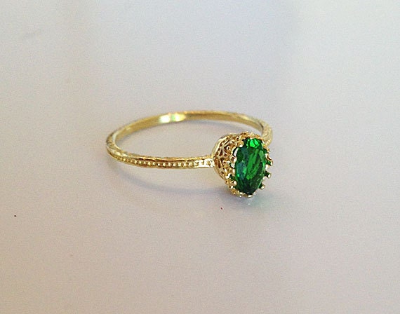 Oval Emerald Gemstone Simple Hammered Band Ring - H.L.Jewelry
