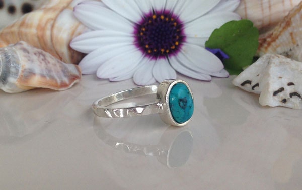 Oval Green Turquoise Hammered Band Simple Bezel Ring - H.L.Jewelry