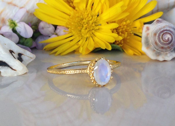 Oval Rainbow Moonstone Simple Hammered Band Ring - H.L.Jewelry