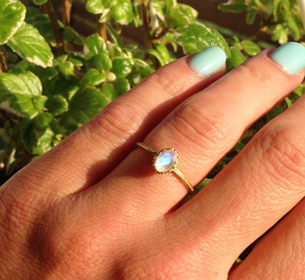 Oval Rainbow Moonstone Simple Hammered Band Ring - H.L.Jewelry